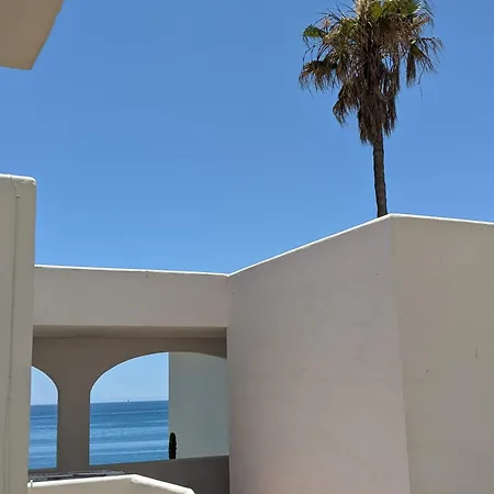 Tranquil Oceanfront Escape, One-bedroom Haven Апартаменты